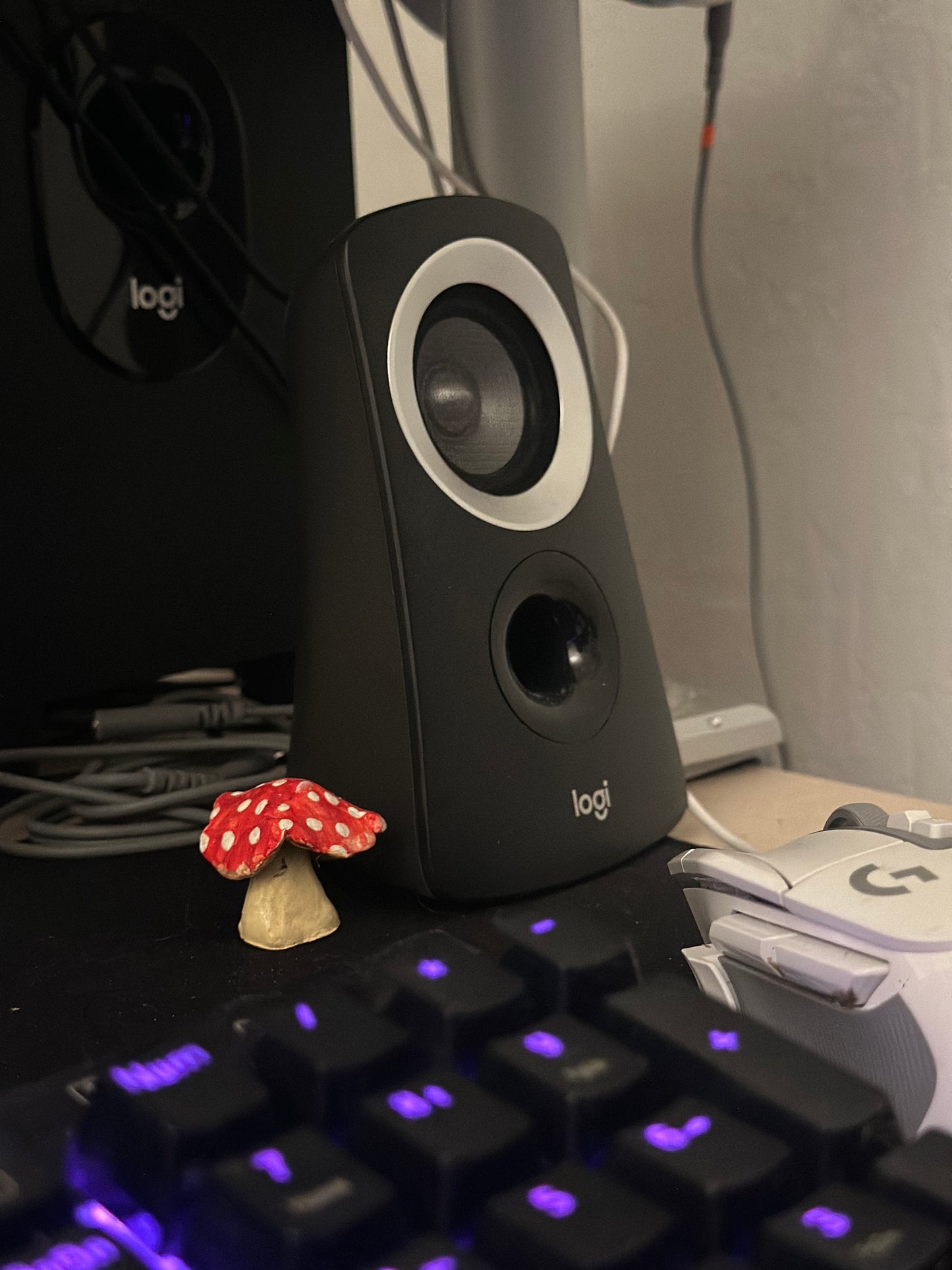 Droopy-Shroom Desk Friend 🍄