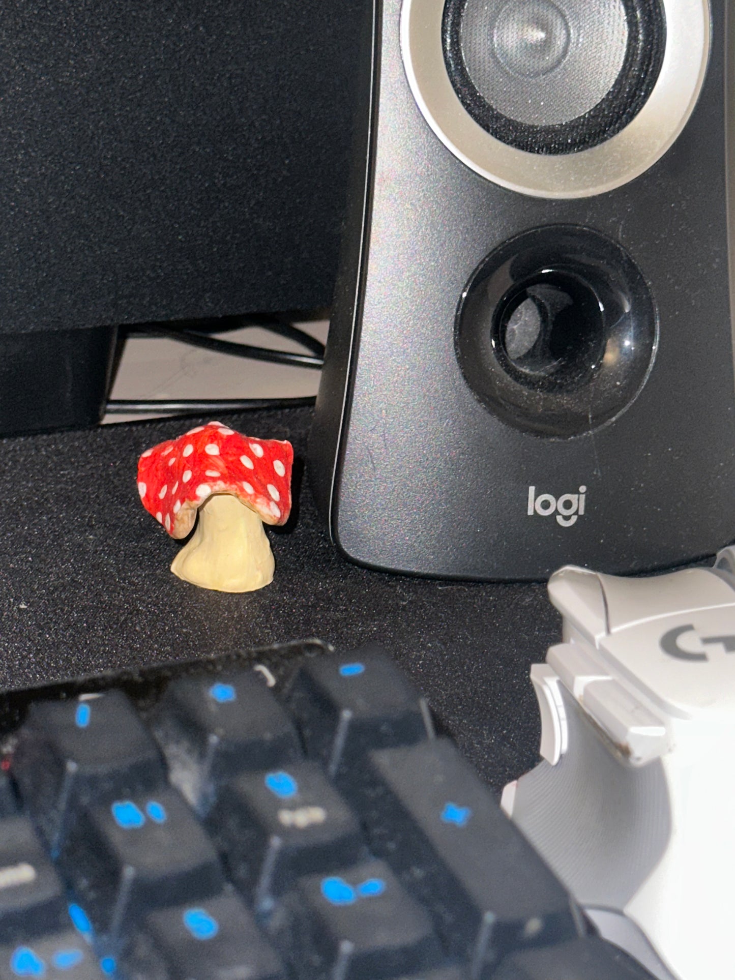 Droopy-Shroom Desk Friend 🍄